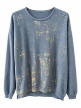 Sweater de punto celeste con estampado abstracto en tono dorado, cuello redondo y mangas largas.