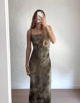 Vestido midi de tirantes finos con estampado abstracto en tonos marrones y verdes. Incluye un body debajo.