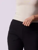 Pantalón color beige de gabardina elastizada, marca Ruby Rd. Pretina ancha, delantera con bolsillos simulados y trasera con bolsillos aplicados. Largo de pierna al tobillo.