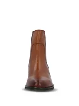 Botines chelsea de cuero color marrón tostado, con paneles elásticos laterales en tono marrón oscuro, taco cuadrado bajo y puntera redonda.