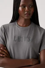 Remera gris de algodón con logo de Levi's estampado en el pecho.