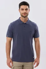 Remera polo de piqué de algodón color azul, de manga corta, con cuello camisero, cierre frontal de dos botones y pequeño logo bordado en el pecho.