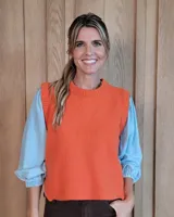 Chaleco de punto en color naranja, con cuello redondo, diseño sin mangas y aberturas laterales en el ruedo.