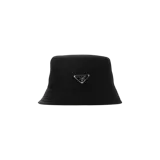 Gorro tipo bucket negro de Prada, confeccionado en nylon con el característico logo triangular esmaltado en la parte frontal.
