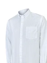 Camisa de manga larga para hombre, color blanco con patrón de cuadros pequeños en azul claro. Presenta cuello con botones (button-down) y un bolsillo de parche en el pecho.