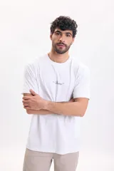 Remera blanca de manga corta y corte holgado, con cuello redondo y estampa pequeña en el pecho con la inscripción "Portofino".