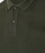 Remera polo blanca de viscosa texturizada con rayas, cuello y puños de mangas cortas en ribana con detalles contrastantes en negro.