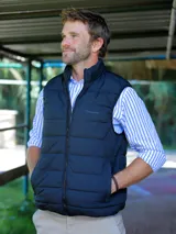 Chaleco acolchado tipo puffer color negro, con cierre frontal y cuello alto. Presenta el logo de la marca bordado en el pecho.