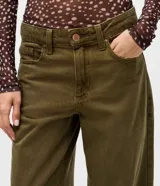 Pantalón femenino de sarga de algodón color verde militar, modelo loose de calce amplio y relajado, cintura baja, presillas para cinturón y cierre frontal con botón y cremallera.
