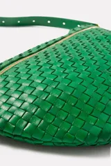 Riñonera verde tejida con cierre dorado y correa ajustable.