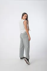 Pantalón verde de morley, corte recto y bolsillos laterales.