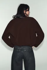 Chaqueta bomber de cuello redondo y manga larga con acabado elástico en puños y ruedo. Presenta cierre frontal con cremallera y bolsillos delanteros de vivo.