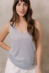 Musculosa de punto negro con efecto brillante, calce al cuerpo, escote en V y tirantes anchos.