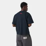 Camiseta azul marino de corte "boxy fit" con estampado frontal en rojo que incluye el texto "EMESTUDIOS" y "ARCHIVE SELECTIONS".