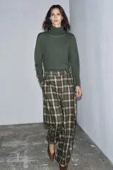 Jersey de cuello alto confeccionado en lana 100%, de manga larga y diseño clásico con acabado de tacto suave.