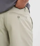 Bermuda de sarga color amarillo, de corte recto, con cierre de botón y cremallera, bolsillos delanteros y traseros.