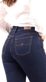 Pantalón de jean chupín azul oscuro, tiro alto y elástico.