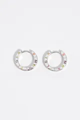 Caravanas de metal con esmalte blanco y letras de colores grabadas formando el logo, con acabado metálico brillante y cierre de gancho.