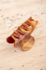 Broche para el pelo color marrón con diseño marmolado.