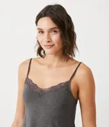 Camisón corto gris oscuro de viscolycra con tirantes finos ajustables y encaje en el escote y el ruedo.
