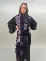 Bufanda larga multicolor de lana merino, tejida con cuadrados ensamblados.