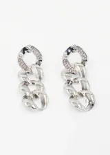 Aros largos plateados con eslabones y strass.