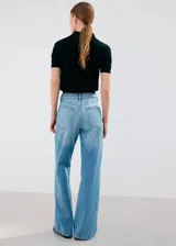 Jeans tiro medio de corte wide leg y diseño amplio en las piernas, en tono azul claro con efecto ligeramente desgastado.