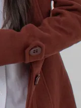 Tapado marrón de corte clásico con botones y bolsillos.