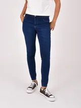 Jean de mujer color azul oscuro, de corte chupín y tiro medio.