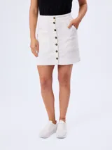 Falda corta de jean blanca con botonera frontal central y bolsillos laterales.