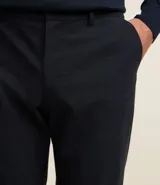 Pantalón de vestir slim fit color azul marino con estampado de cuadros escoceses en hilo teñido. Cuenta con cintura con trabillas, cierre con botón y cremallera, y bolsillos laterales y traseros.