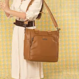 Cartera grande de cuerina negra tipo tote, con asas de mano y correa larga ajustable y desmontable. Cuenta con bolsillos exteriores con cierre en la parte frontal y trasera, además de bolsillos internos.
