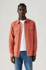 Camisa de manga larga color ladrillo, con cuello clásico, cierre frontal con botones a presión, dos bolsillos con solapa abotonada en el pecho y canesú en punta en la espalda.