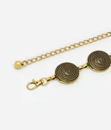 Cinturón de cadena para mujer confeccionado en metal de color dorado. Presenta eslabones circulares con textura de espiral unidos por pequeños eslabones rectangulares, con cierre de mosquetón y cadena de extensión ajustable.