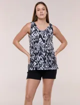 Blusa sin mangas de corte semi entallado, confeccionada en algodón con estampado geométrico en blanco y negro. Presenta escote redondo y largo hasta la cadera.