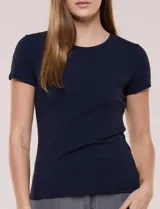 Remera básica de corte al cuerpo con textura acanalada, cuello redondo y mangas cortas. Presenta una pequeña placa metálica decorativa en el borde inferior.