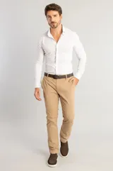 Camisa blanca de manga larga con cierre frontal de botones y detalle de logo bordado en el pecho.