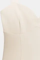 Body de escote en pico con tirantes anchos y cierre inferior mediante botones a presión.