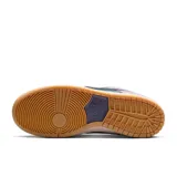 Championes Nike SB Dunk Low Pro confeccionados en gamuza, con base en color verde y superposiciones en tono lila. Cuenta con el característico swoosh en color azul oscuro, entresuela rosada y suela de goma marrón.
