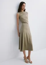 Vestido midi sin mangas color verde militar, con cuello alto envolvente y silueta evasé con costura diagonal en la falda.