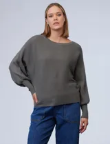 Buzo color verde musgo en tejido acanalado, marca Cupio. Manga larga, modelo dolman. Espalda con aplique de botones.