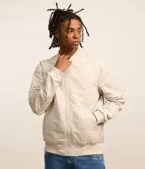 Campera bomber negra para hombre, confeccionada en poliéster con cierre frontal de cremallera, cuello, puños y dobladillo elásticos acanalados, y bolsillos laterales.
