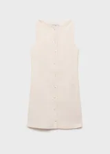Vestido corto de corte entallado, confeccionado en tejido mezcla de lino y viscosa. Presenta cuello barco, cierre frontal con botones y dos bolsillos laterales de ribete. Incluye forro interior.