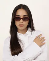 Lentes de sol con marco rojo oscuro y cristales ovalados polarizados con protección UV400.