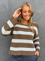 Sweater de punto a rayas horizontales en color marrón y celeste, con cuello redondo a la base y mangas largas.