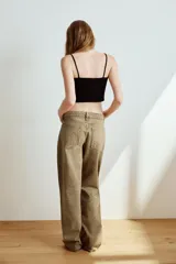 Jeans de tiro bajo y cinco bolsillos, de pierna ancha y larga, con cierre frontal de cremallera y botón metálico. Presenta estampado animal print.