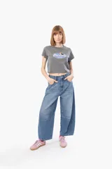 Remera gris oscuro de corte cropped, con cuello redondo y mangas cortas. Estampado frontal con el logo de Minnie Mouse en estilo retro.