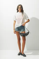 Remera de corte oversize color blanco, con cuello redondo y mangas cortas. Presenta un estampado frontal compuesto por múltiples círculos formados por puntos rojos.
