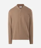 Remera de manga larga para hombre de color marrón claro con textura vertical en relieve. Presenta cuello redondo con cierre corto frontal y puños elásticos.