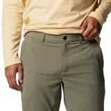Pantalón chino Columbia modelo Sage Peak, color verde militar, con tecnología Omni-Shield que repele líquidos y manchas. Cuenta con bolsillos laterales, bolsillos traseros, presillas para cinturón y corte de pierna recta.